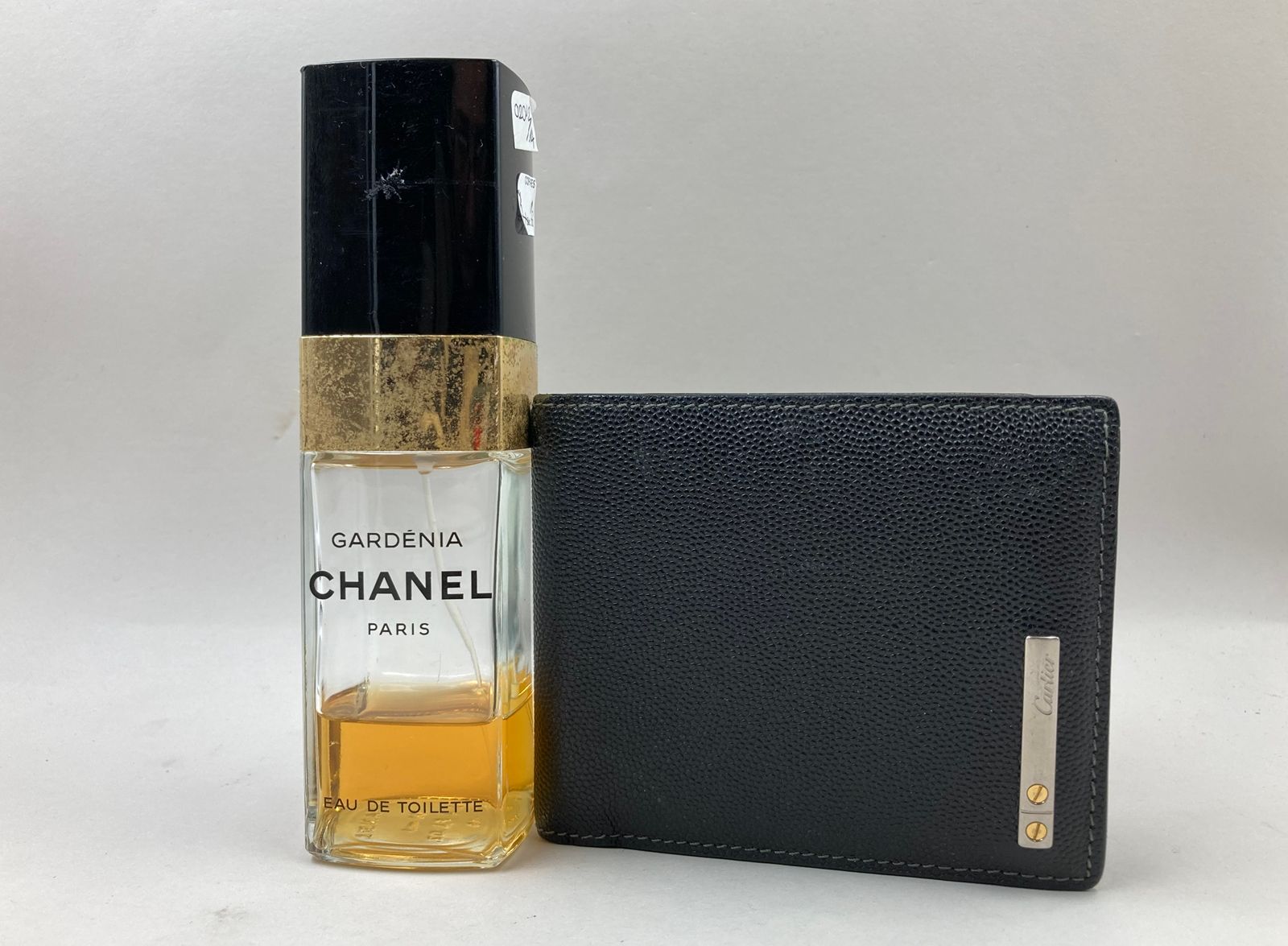 Null 
CHANEL et CARTIER

Lot comprenant un flacon vaporisateur Chanel « Gardenia&hellip;