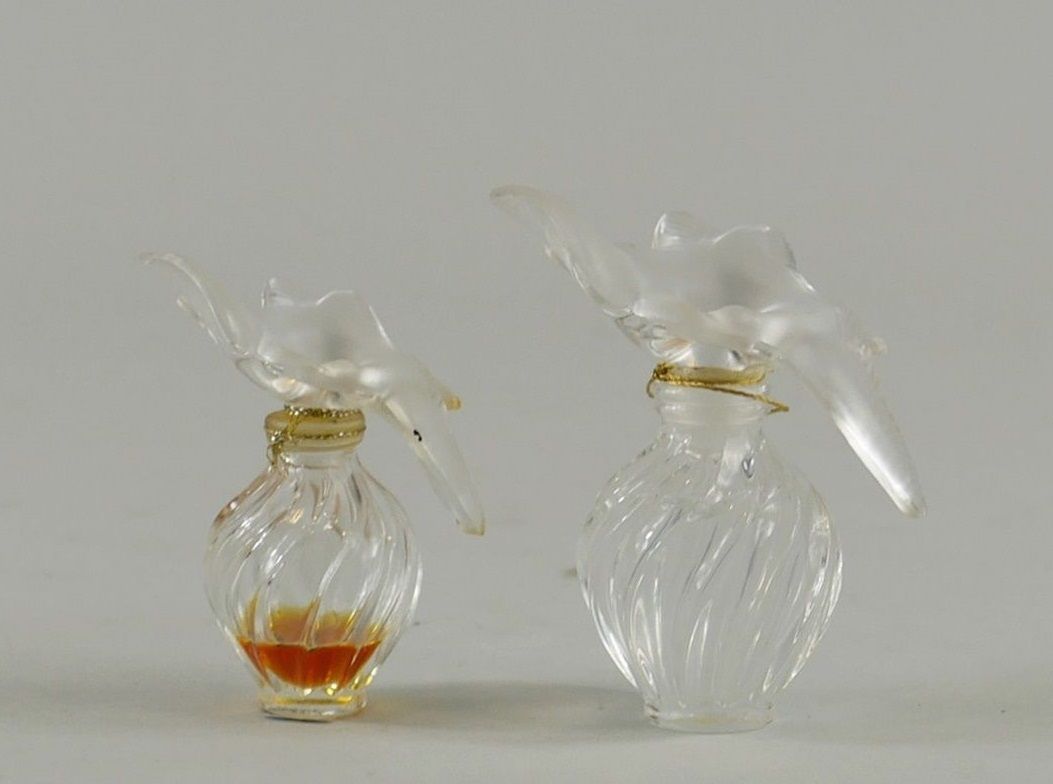 Null NINA RICCI "L'air du Temps

两个瓶子里有两只鸽子，30毫升，一只是满的，另一只是半满的。