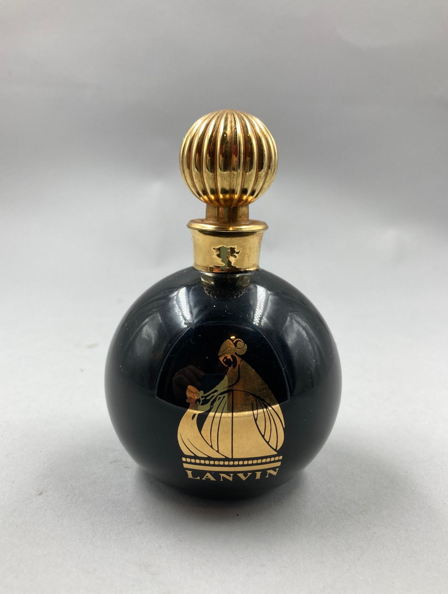 Null LANVIN " Arpège " 瓶子

玻璃瓶，黑球模型。装饰有代表让娜-朗文夫人和她的女儿在舞会上的标志。被阻挡的挡板。PDO。