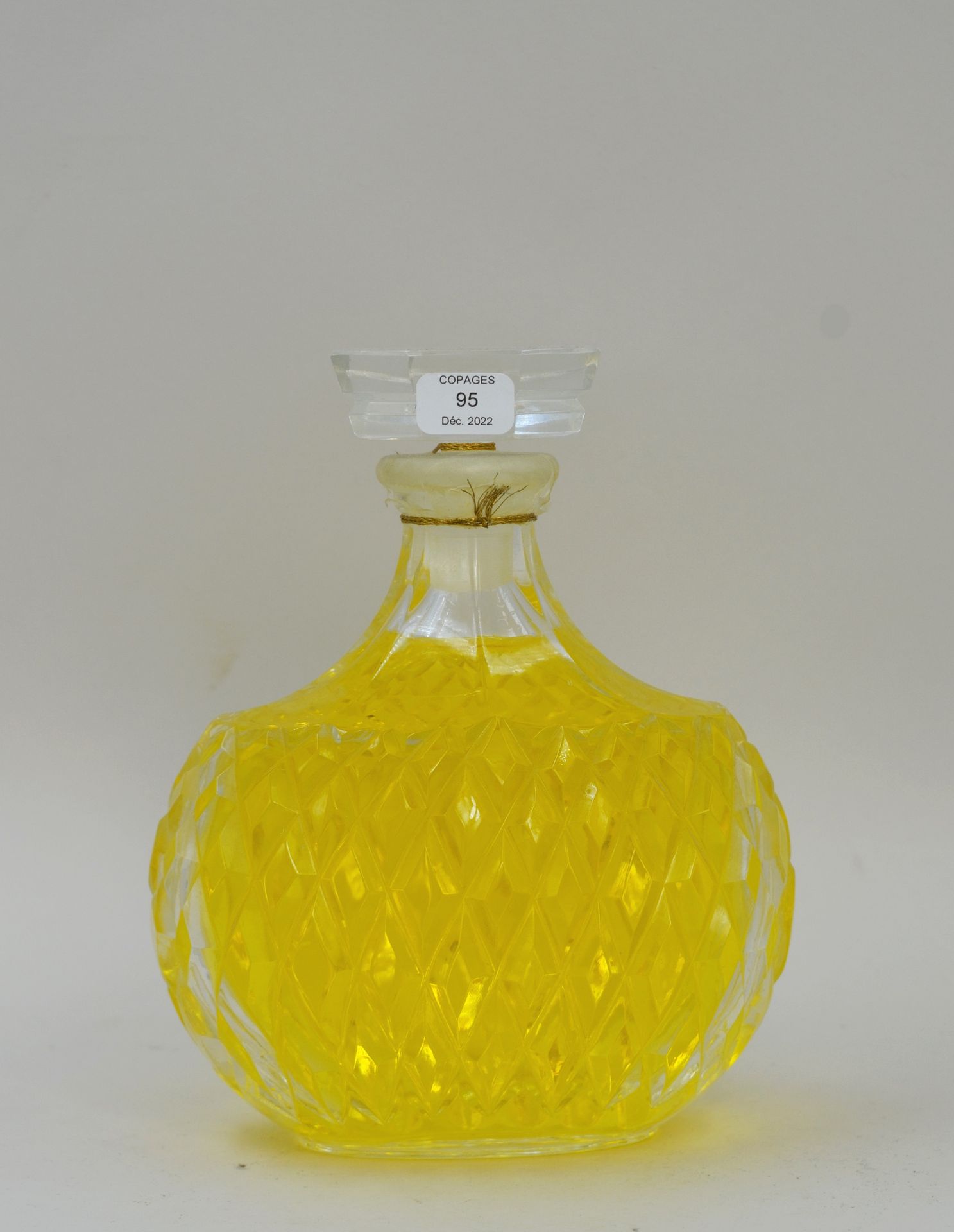 Null 尼娜-里奇的 "随想曲

水晶的假瓶，鱼网模型。底座下有 "Lalique France "的签名。

高：16厘米