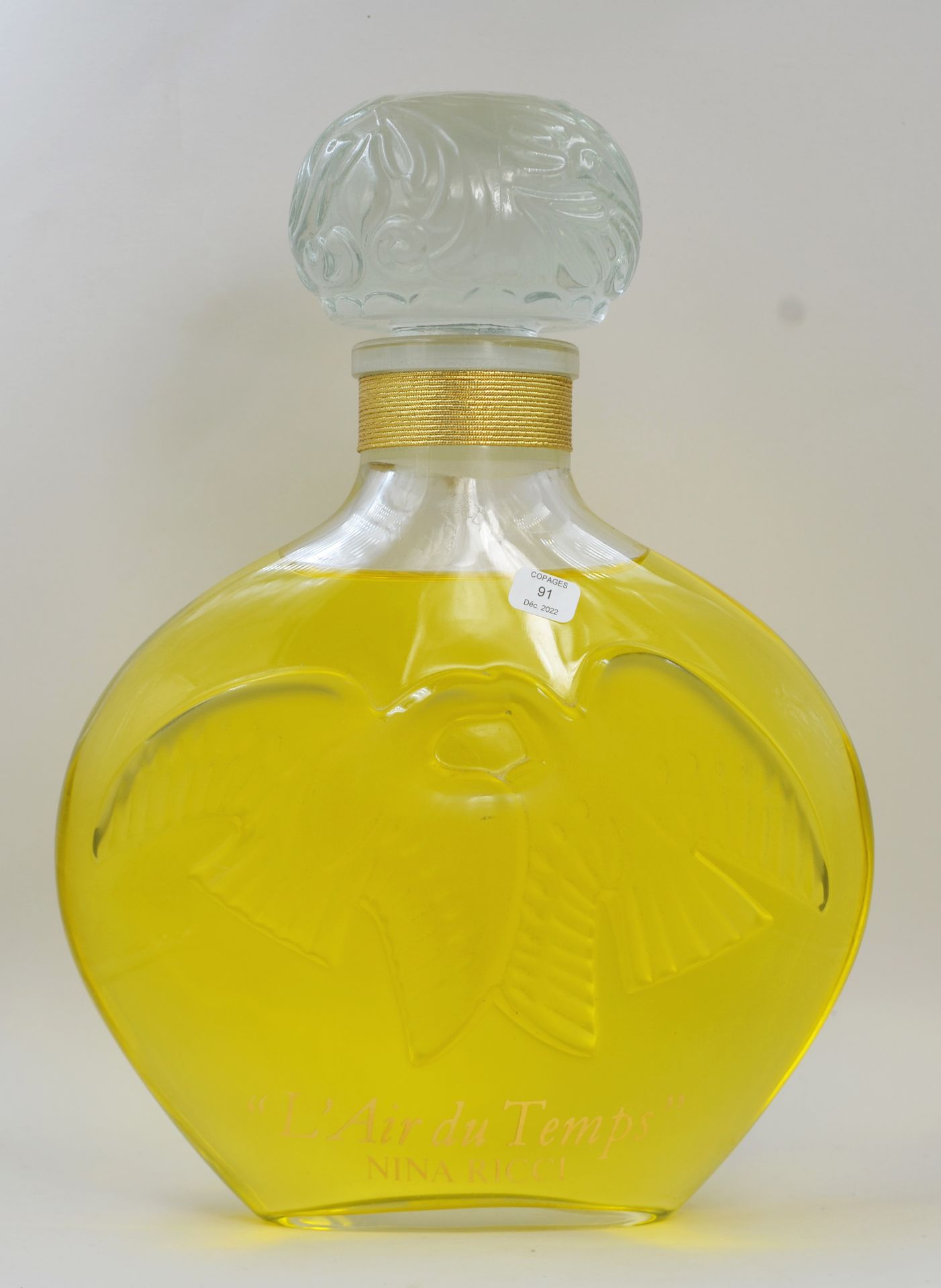 Null NINA RICCI "L'air du Temps

巨大的装饰性玻璃假瓶，瓶身饰有两只浮雕的鸽子，标题为金字。

高：32厘米