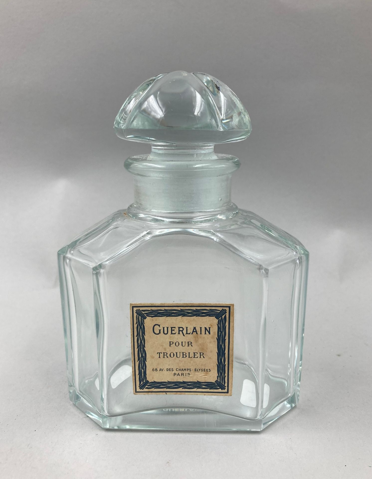 Null GUERLAIN " To disturb "

Glass bottle 250ml, rectangular body with cut side&hellip;