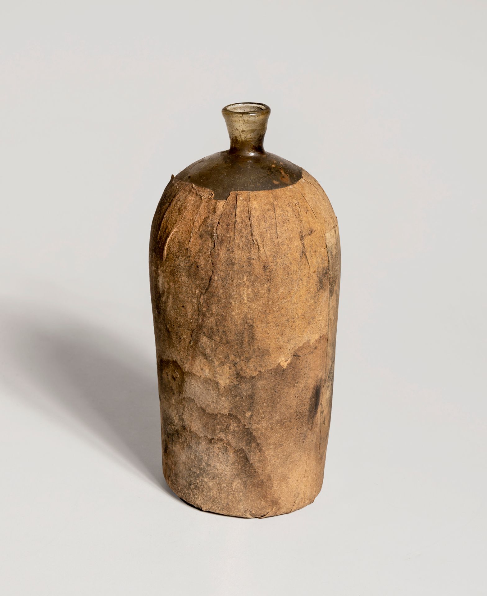 Null 路易十四时期的精华瓶。

罕见的吹制玻璃瓶，全部用纸覆盖，正面有一个标签，上面有手写的题词，提到所含的精华："Bergamotte "和内容物的重量 &hellip;
