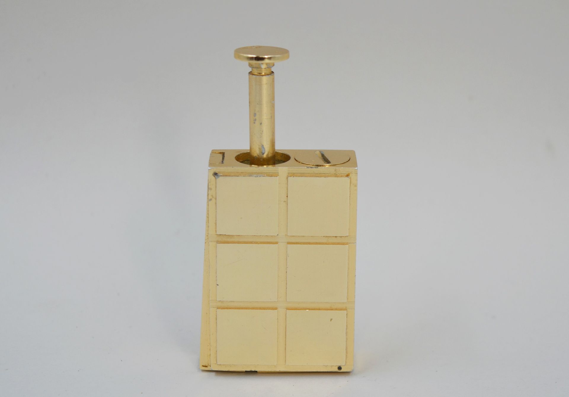 Null GUERLAIN

Brass bag atomizer in the shape of a lighter designed by Louis Ch&hellip;