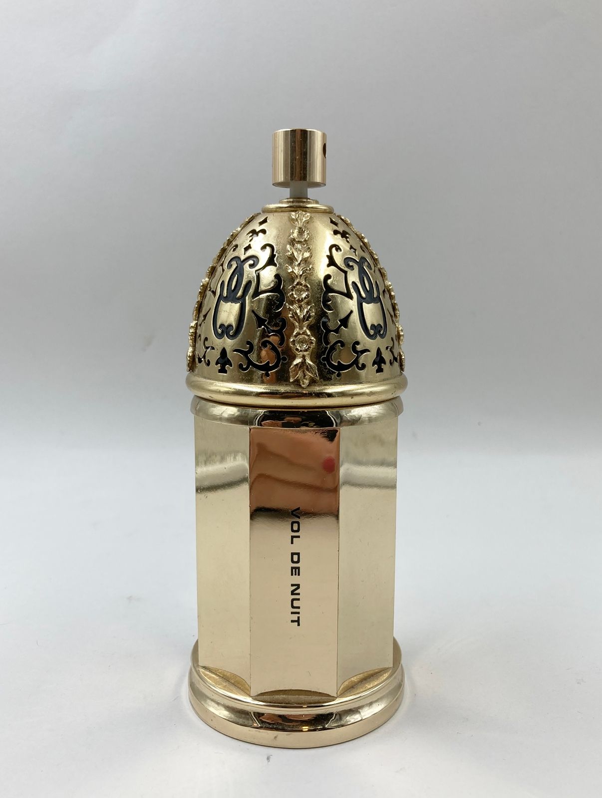 Null 顾尔伦《夜航

金色金属喷雾瓶及其填充物，含有约150毫升的淡香水。

H.16厘米