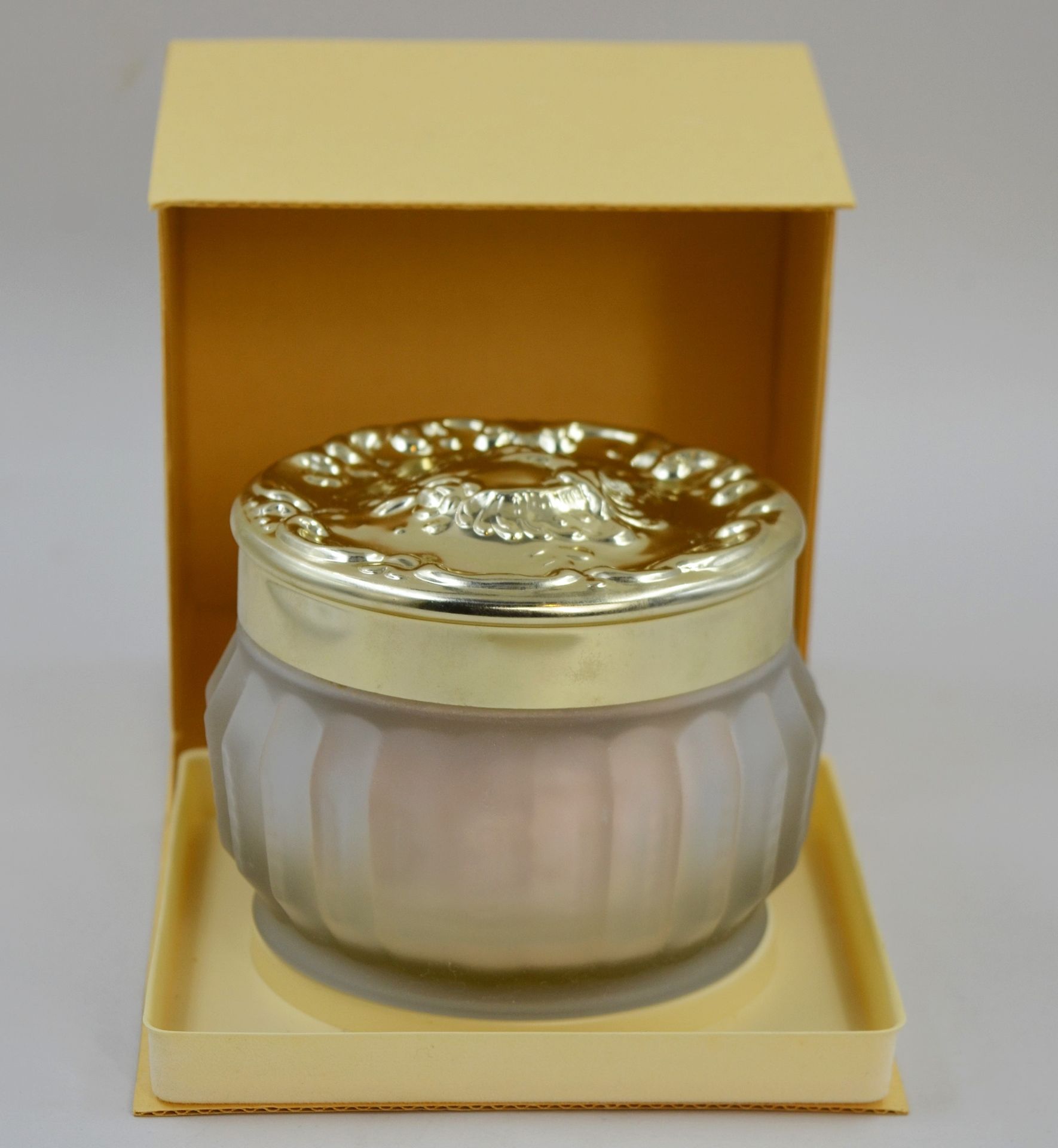 Null ESTEE LAUDER "Re-Nutriv

玻璃罐里的细粉和它的泡芙。有标题的盒子。