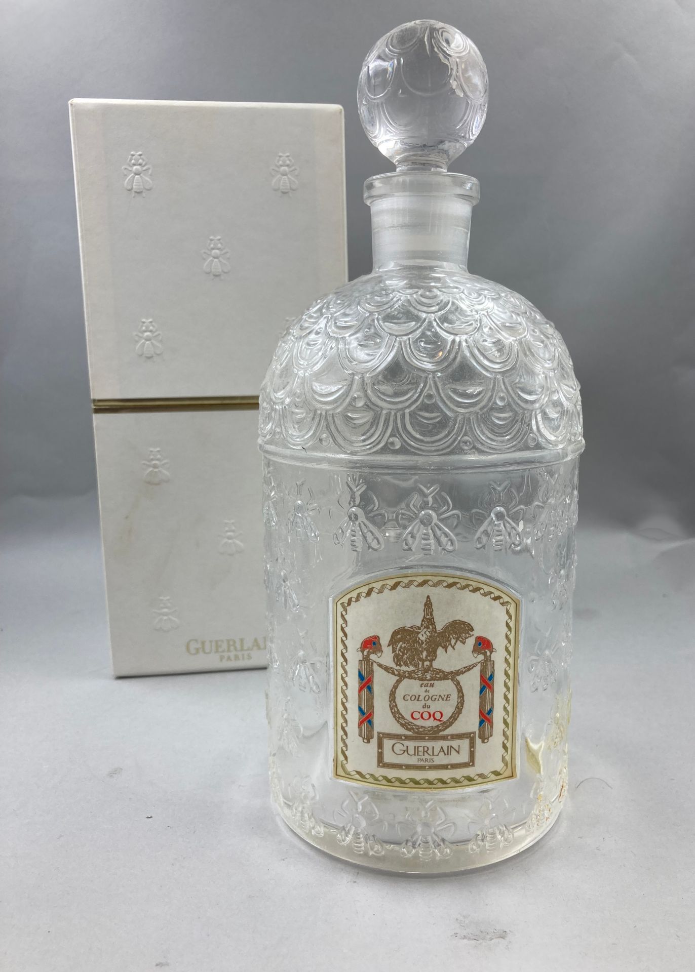 Null GUERLAIN " Eau de Cologne du Coq " 。

玻璃瓶，无色的蜜蜂模型。空的，有标题的标签。

框题。

高：26厘米 瓶&hellip;
