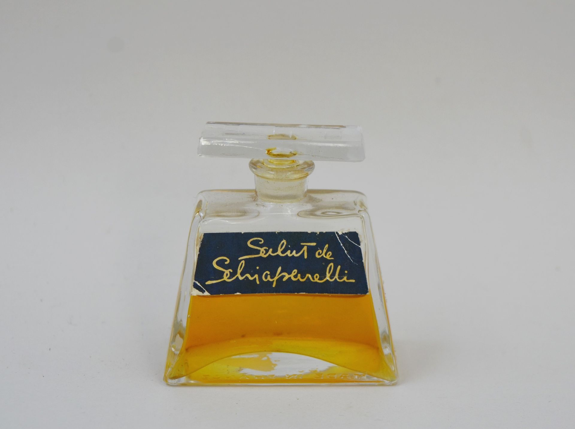 Null 斯基亚帕雷利 "你好

梯形的玻璃瓶。矩形塞子。标签上有 "Salut de Schiaparelli "字样。PDO ½ ?

高：6厘米。1934&hellip;