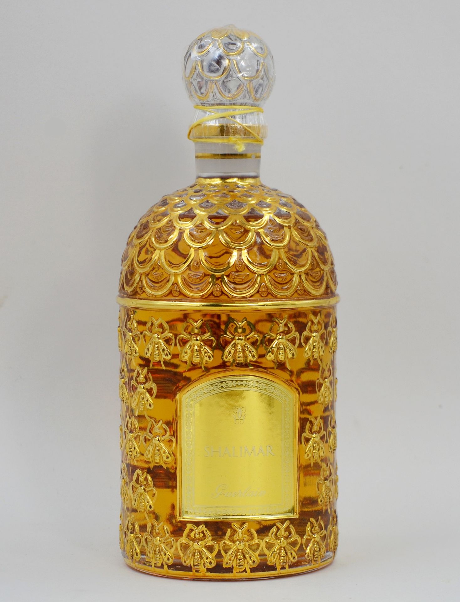 Null 古尔兰 "沙利玛尔

大玻璃瓶，"金蜜蜂 "模型。含有500毫升的花露水，密封。

高：20厘米