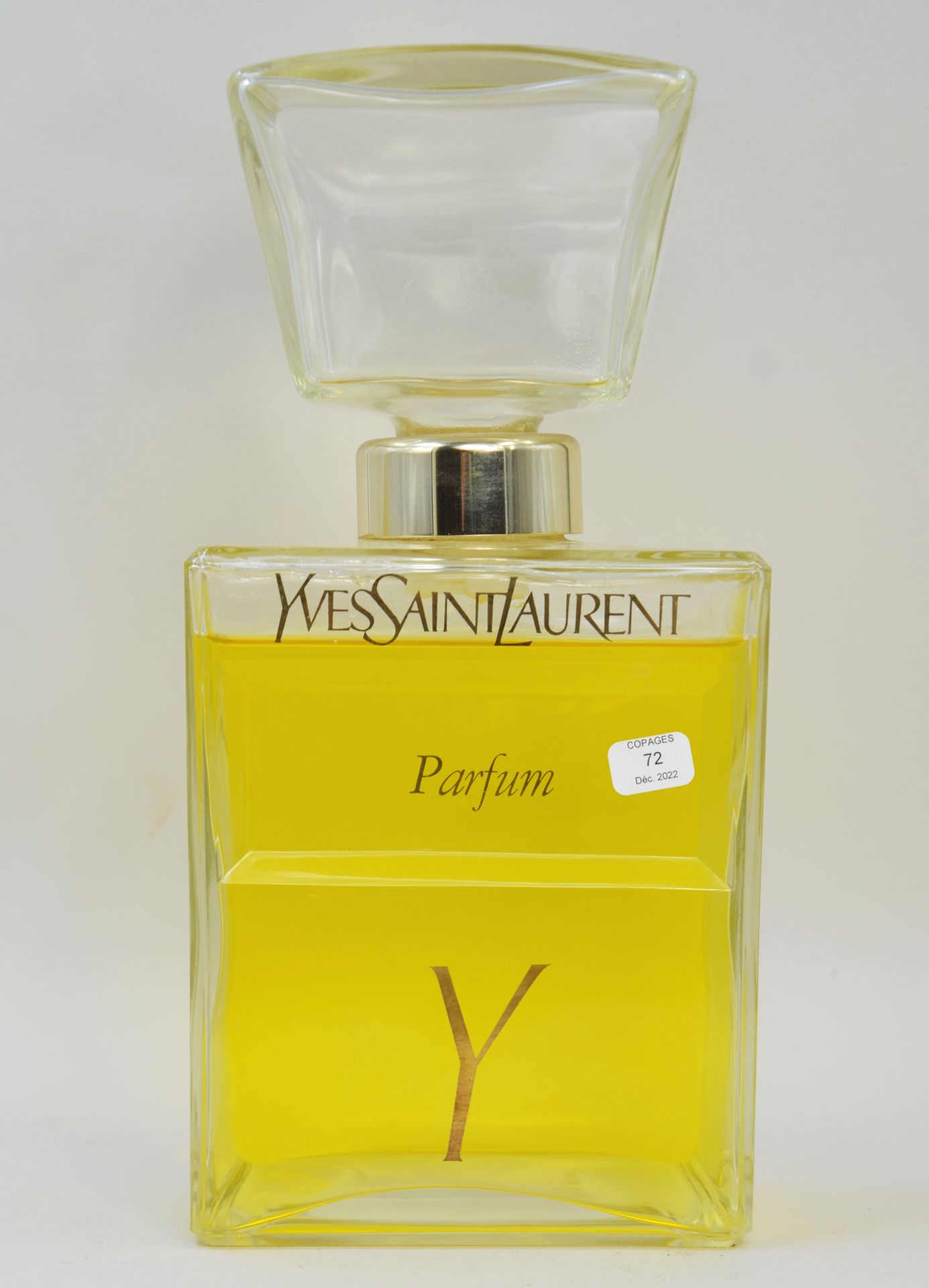 Null yves saint laurent "Y

巨大的装饰性玻璃假瓶，一面写着 "Y"，另一面写着 "Yves Saint Laurent"。

高：2&hellip;