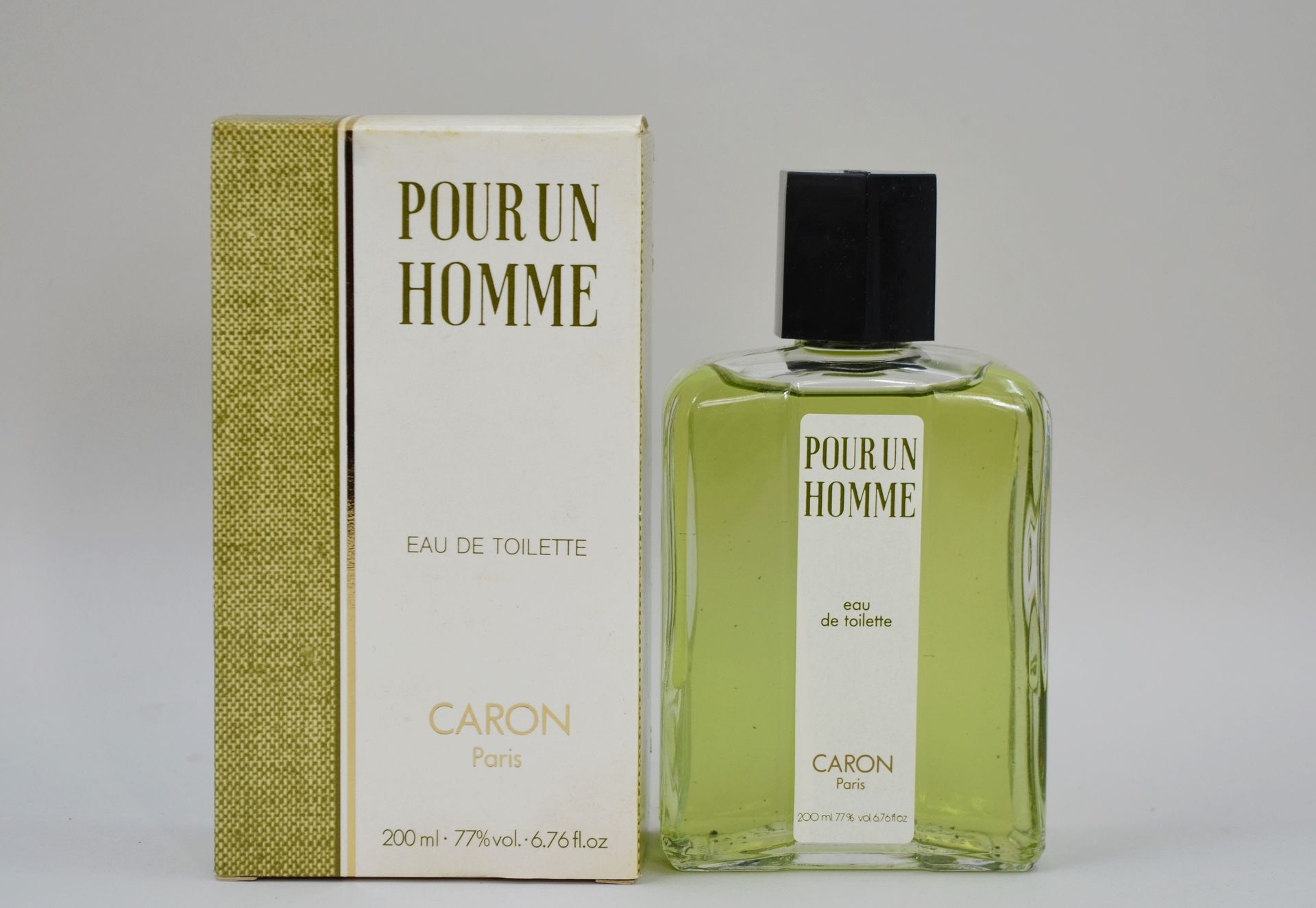 Null CARON "对于一个人来说

盒内装有淡香水，容量为200毫升。