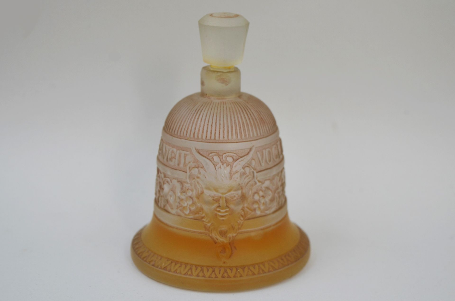 Null 芳香剂 "La cloche

极其罕见的压制缎面玻璃瓶，瓶身代表一个铃铛，有代表萨提尔的浮雕。拉丁文浮雕铭文 "Vocem-Meam-Audit-Q&hellip;
