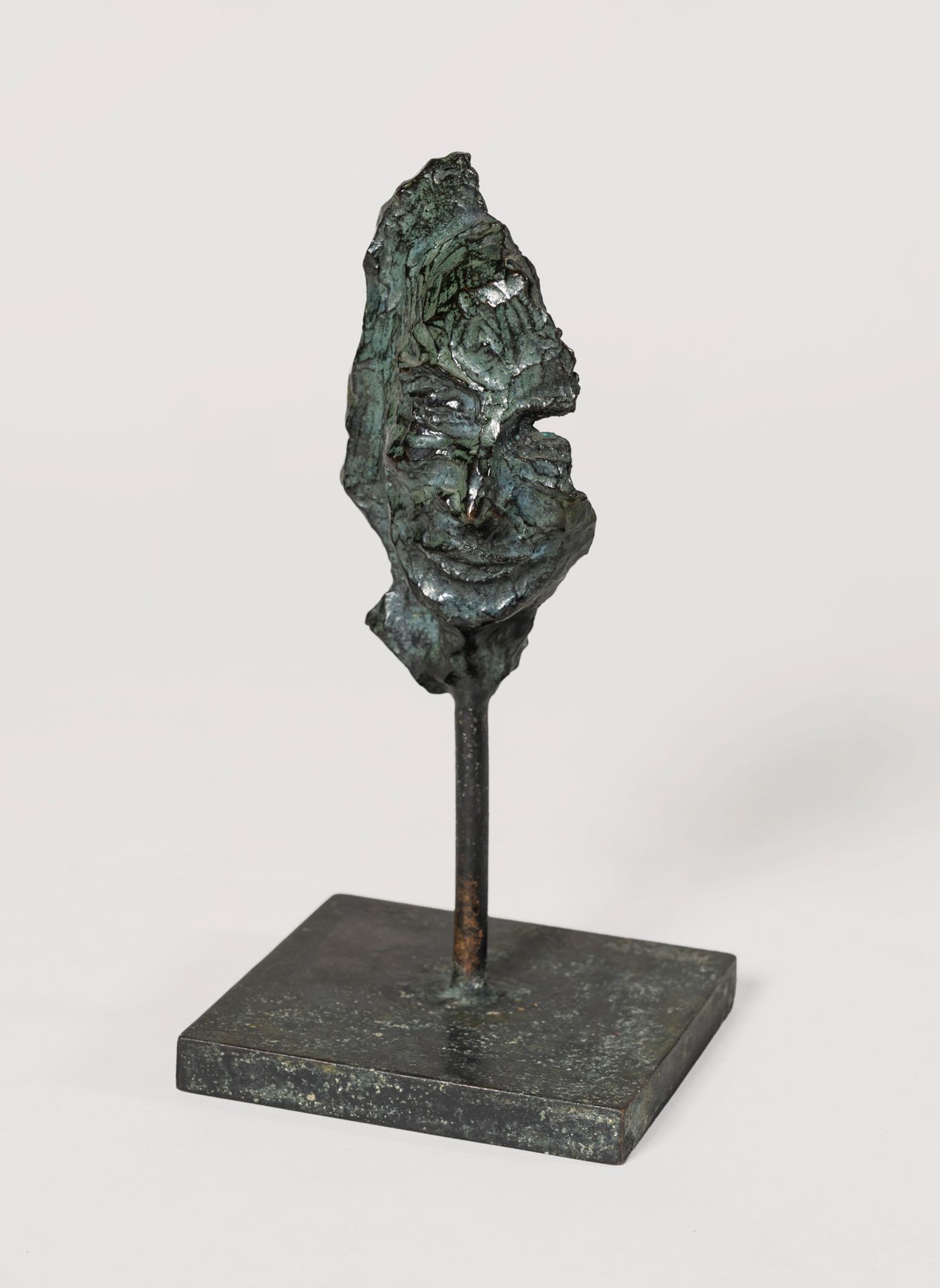 Null École FRANÇAISE, XXè siècle 
Visage
Sculpture en bronze à patine verte
Haut&hellip;