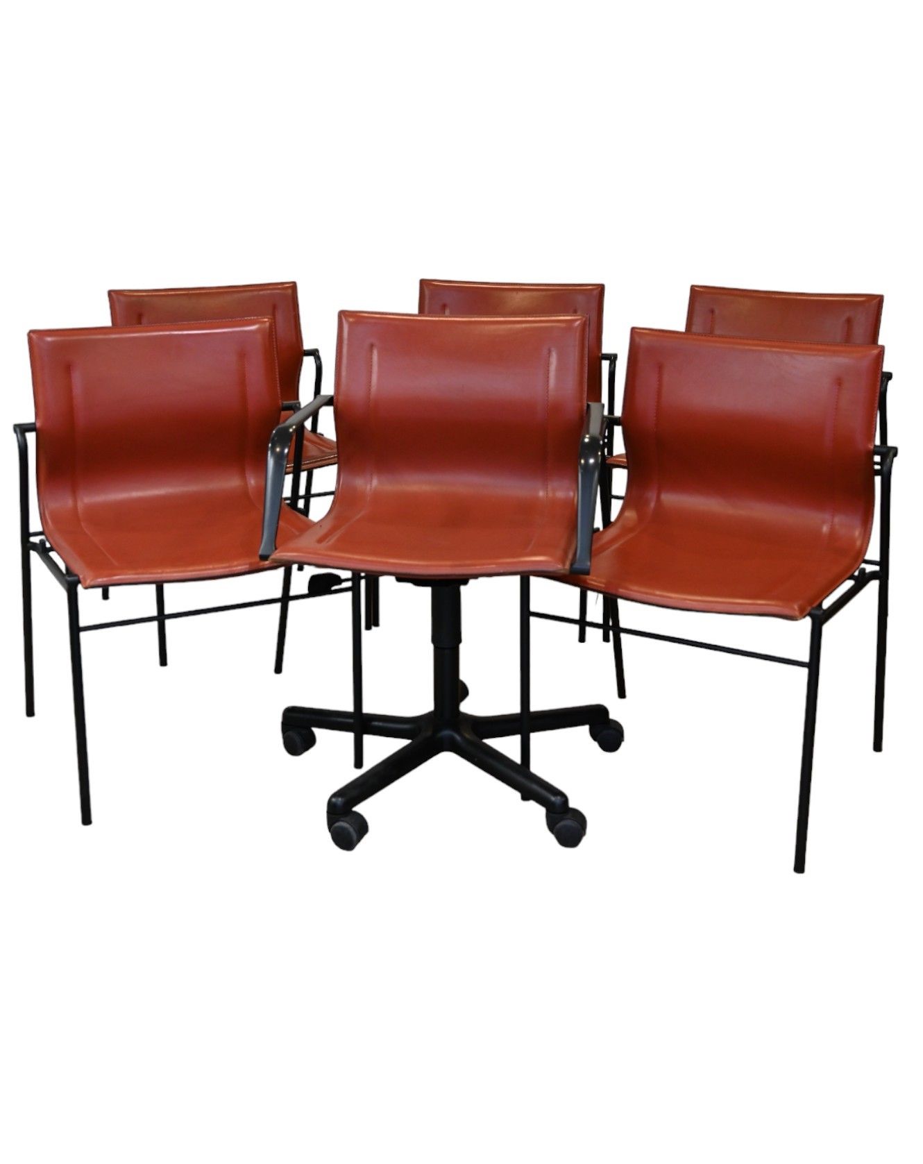 Null 马特奥-格拉西（1927-2001）作品集
一把扶手椅和五把椅子，黑色漆面金属和棕色皮革。 
椅背上有签名。 
84 x 53 x 50 厘米
(状况&hellip;