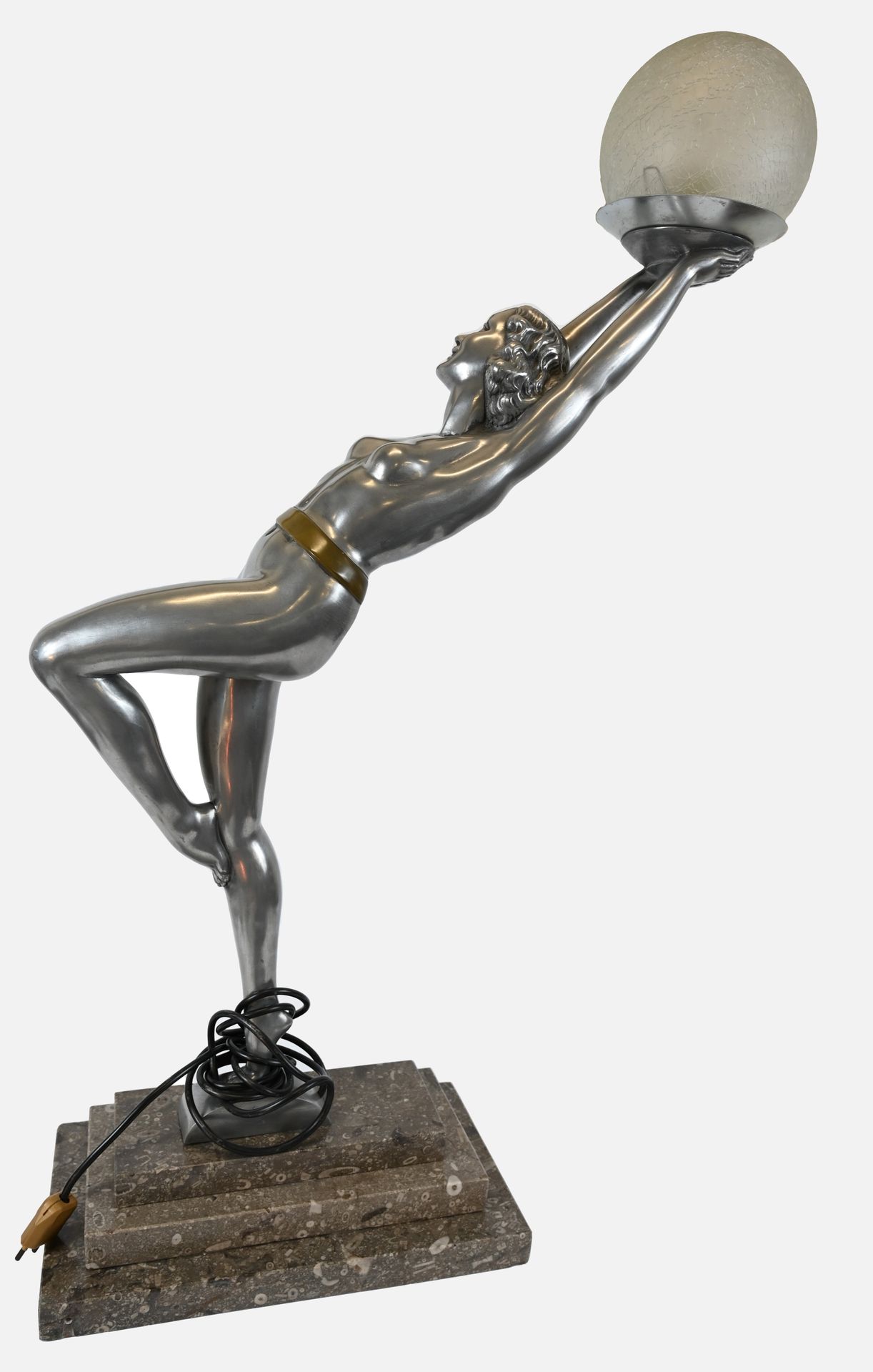 Null Grande lampe en étain représentant une gymnaste tenant dans une position ac&hellip;