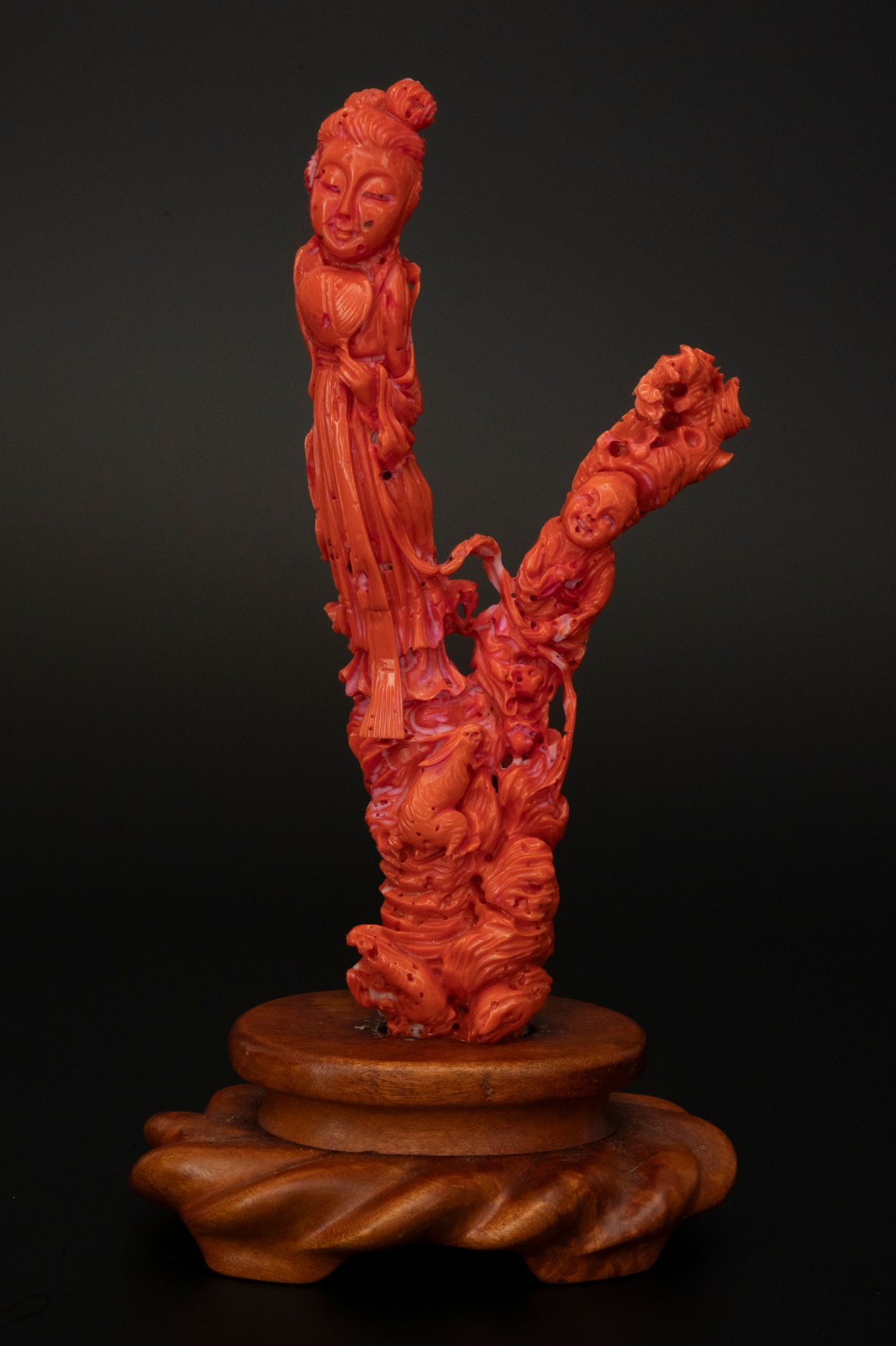 Null CHINE, XXè siècle
Sculpture en corail rouge (peut-être teinté) représentant&hellip;