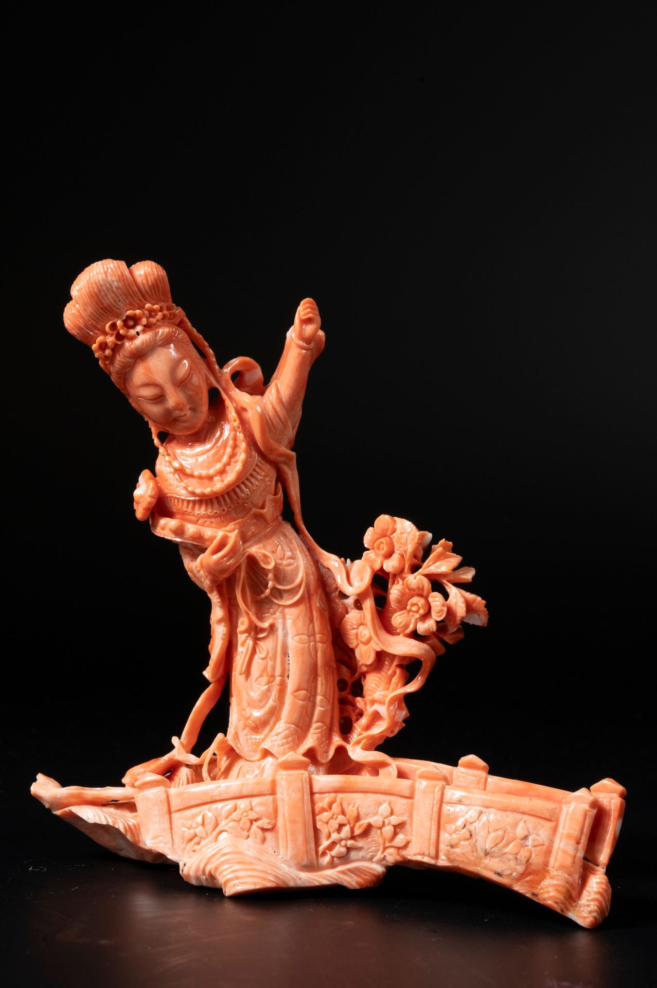 Null CHINE, XXè siècle
Statuette de jeune femme sur une terrasse en corail rose &hellip;