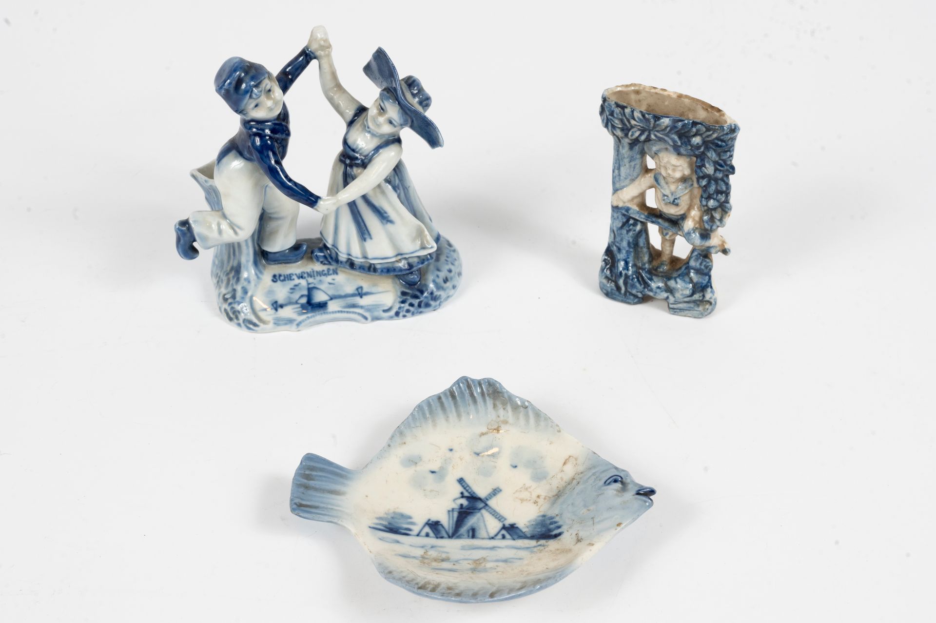Null Deux petits sujets en porcelaine bleue et blanche de DELFT (XIXè et 1900).
&hellip;