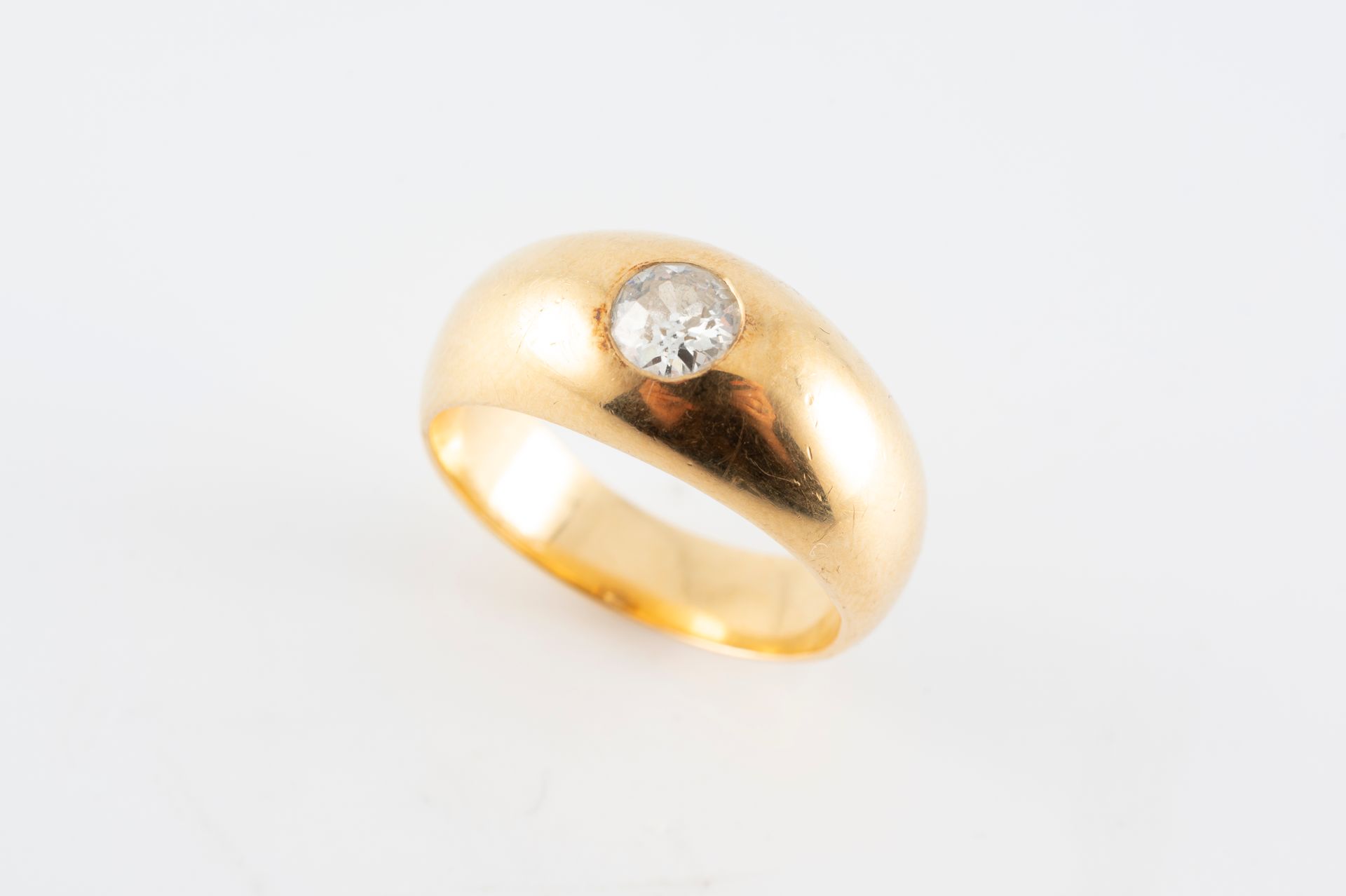Null Bague d'homme en or jaune 18k sertie d'un diamant taille ancienne de 0,45ct&hellip;