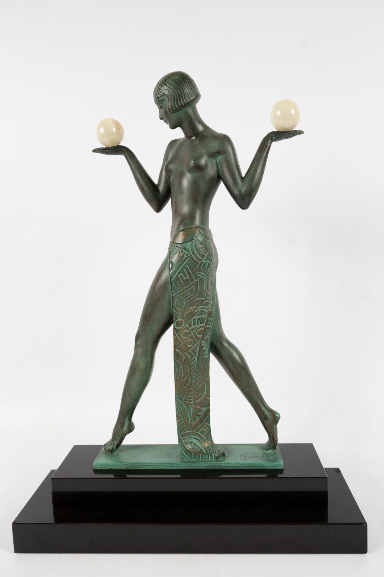 Null 雷蒙德-盖尔贝（1894-1995） 
舞者
雷古拉雕塑，带古绿色铜锈和缟玛瑙球。黑色大理石底座。 
露台上有签名。 
高：47 厘米；宽：34 厘米&hellip;