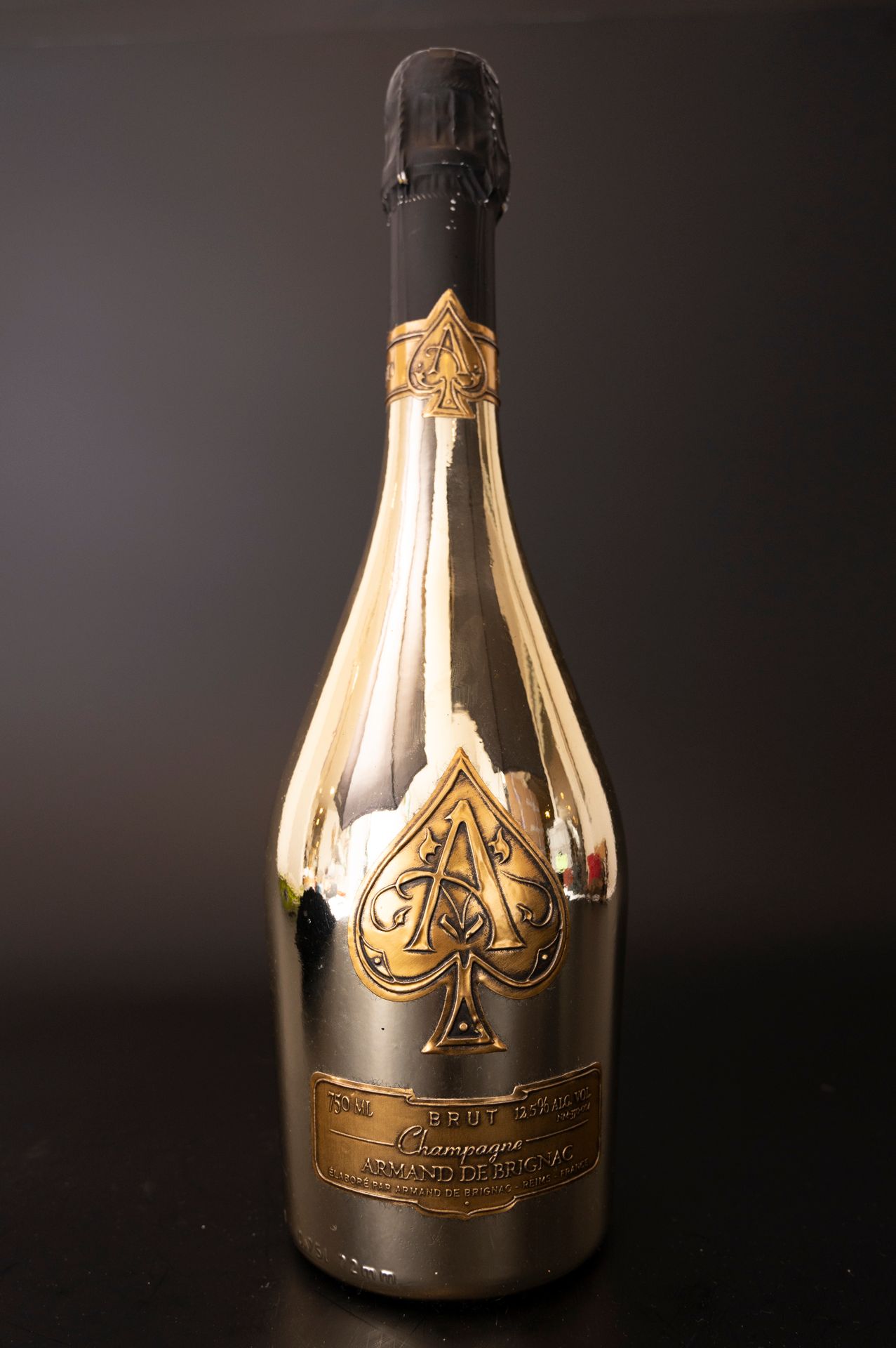 Null ARMAND DE BRIGNAC 
Bouteille de Champagne brut "L'As de pic". 75cl. 
Dans s&hellip;