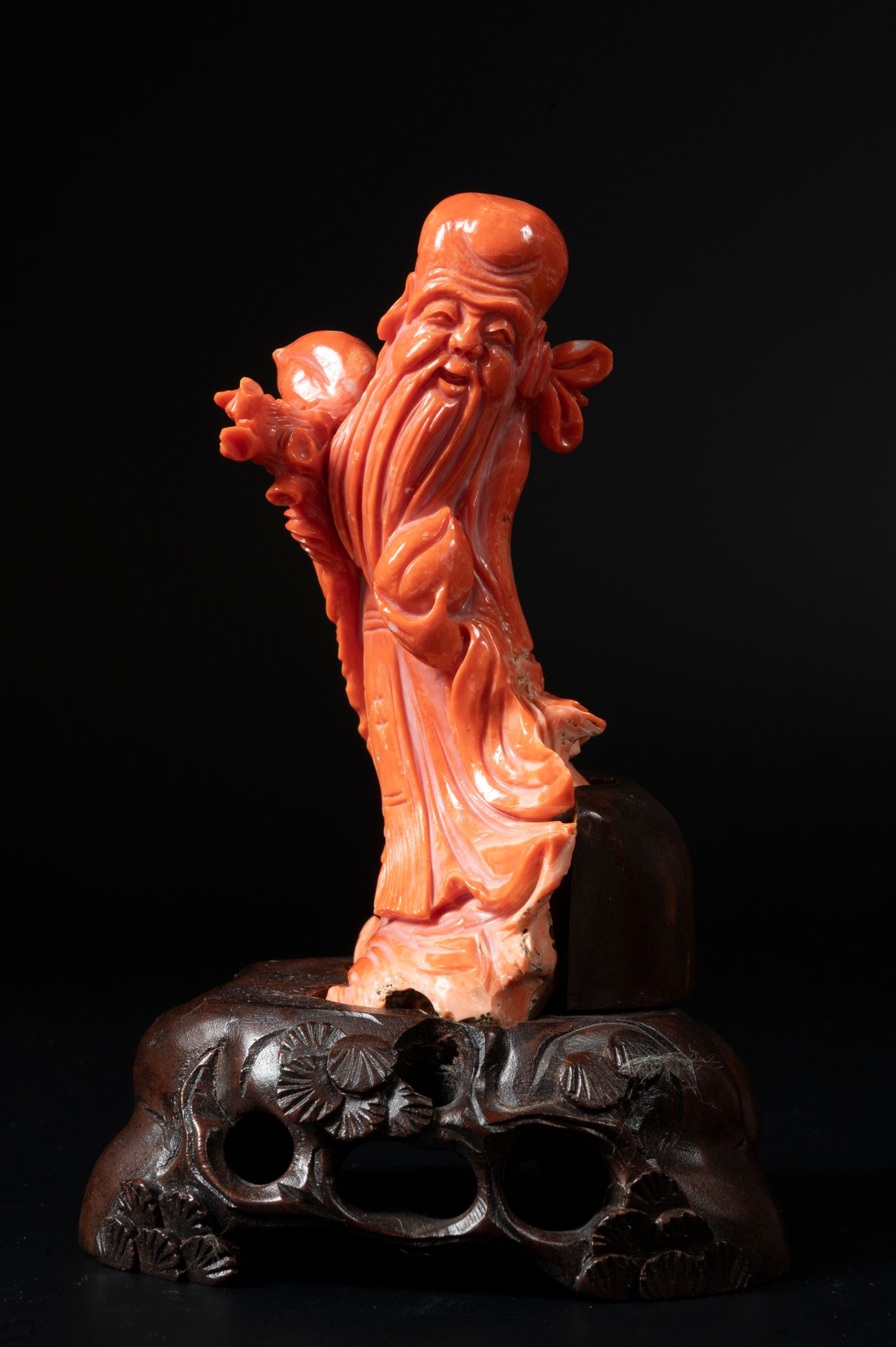 Null CHINE, XXè siècle
Statuette de Shoulao en corail rose orangé, debout avec d&hellip;