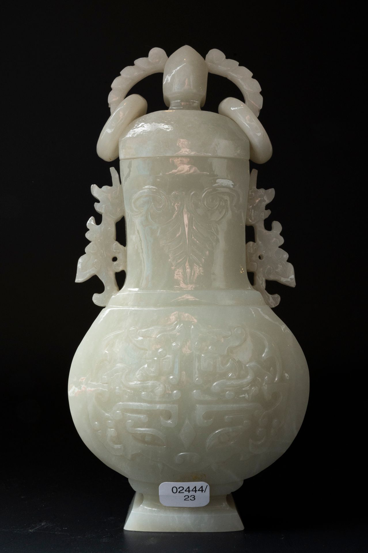 Null CHINE, XXè siècle
Vase balustre couvert en jade-néphrite céladon, le couver&hellip;