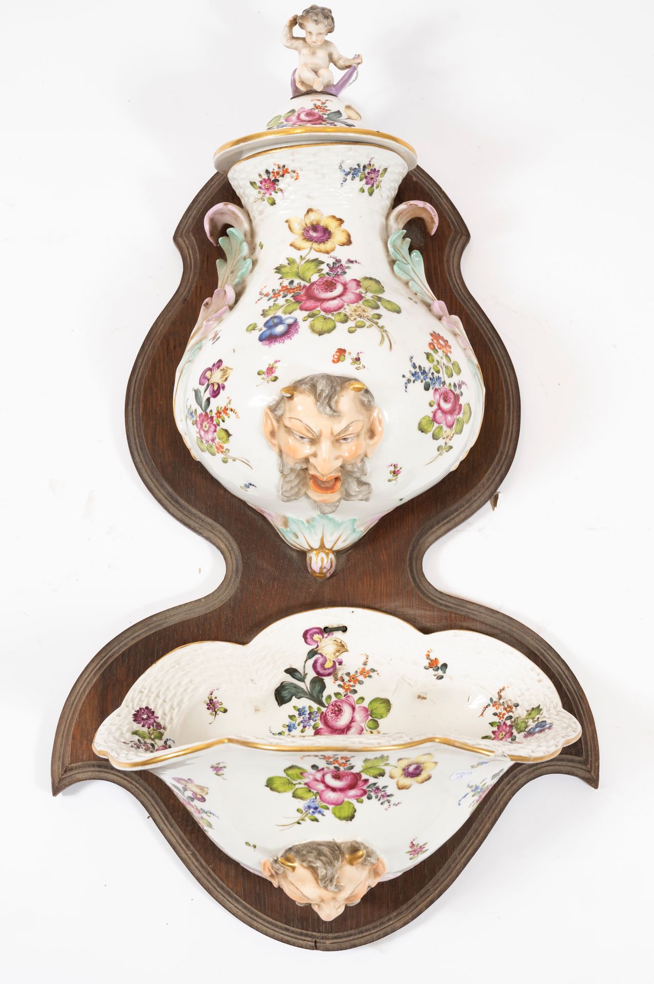 Null MEISSEN, fin XIXè siècle
Fontaine en porcelaine à décor en relief d'une têt&hellip;