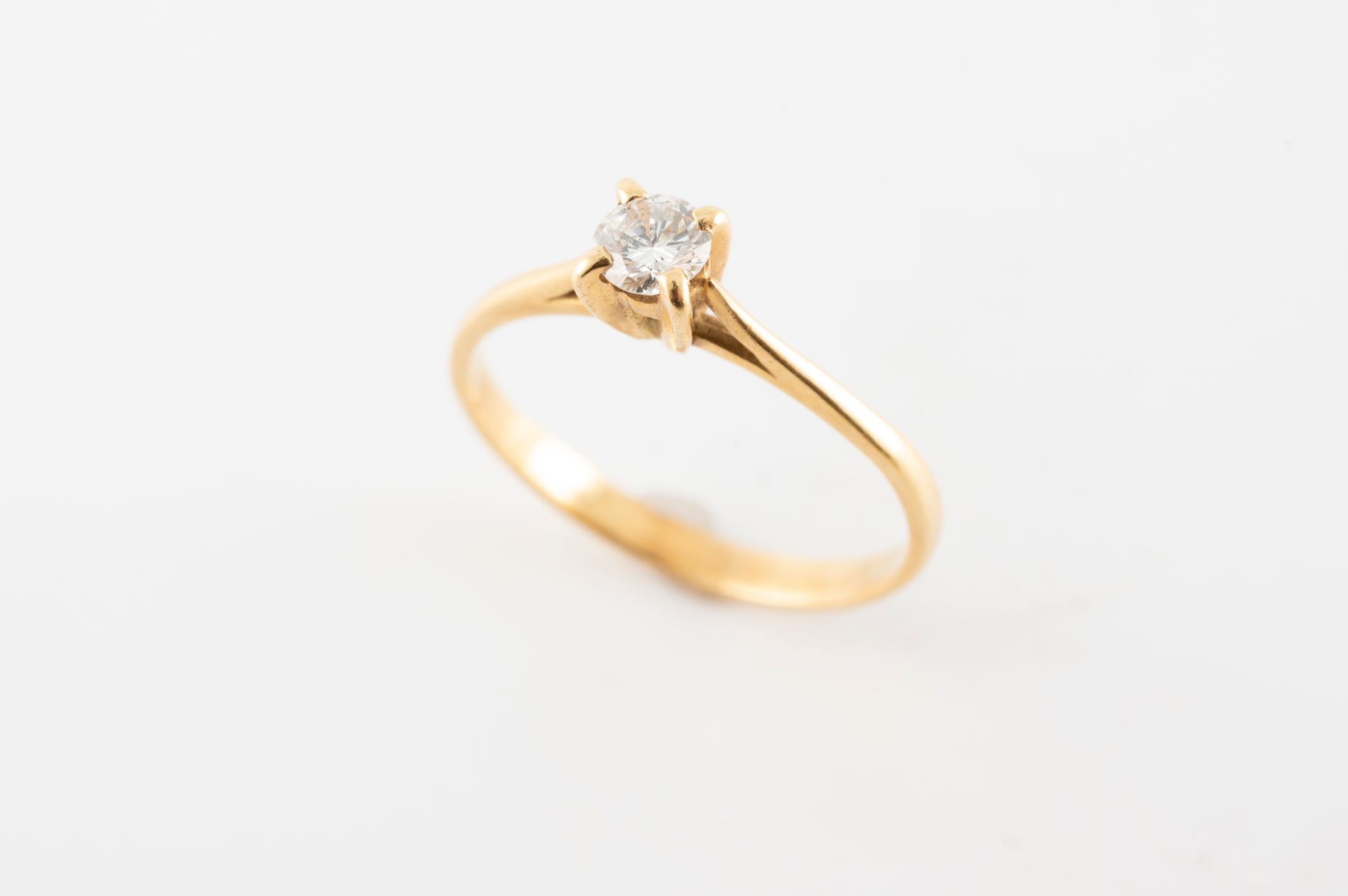Null Bague solitaire en or jaune 18k ornée d'un diamant taille brillant de 0,20c&hellip;