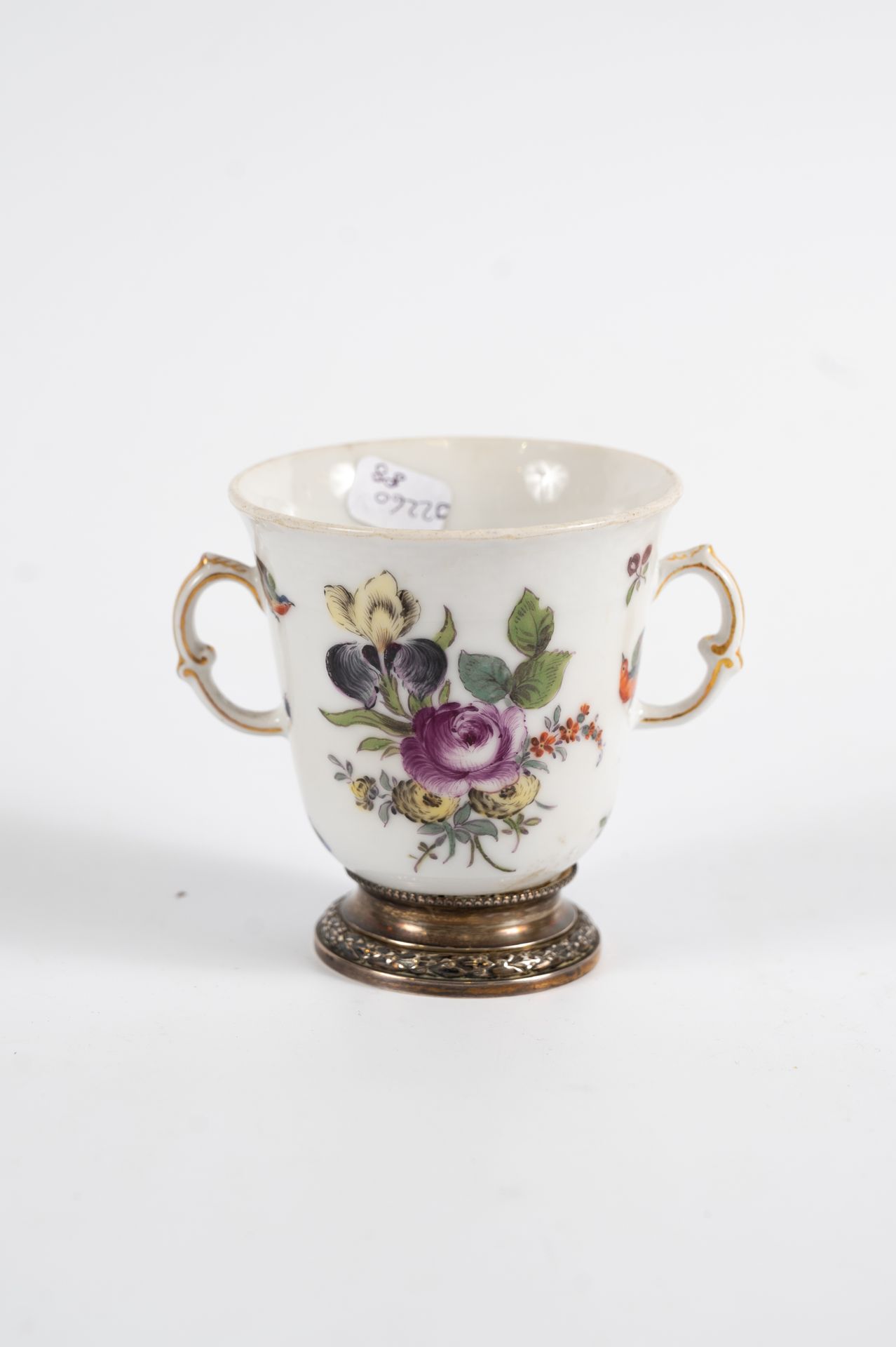 Null MEISSEN, XIXè siècle.
Tasse en porcelaine à décor de fleurs, oiseaux et pap&hellip;