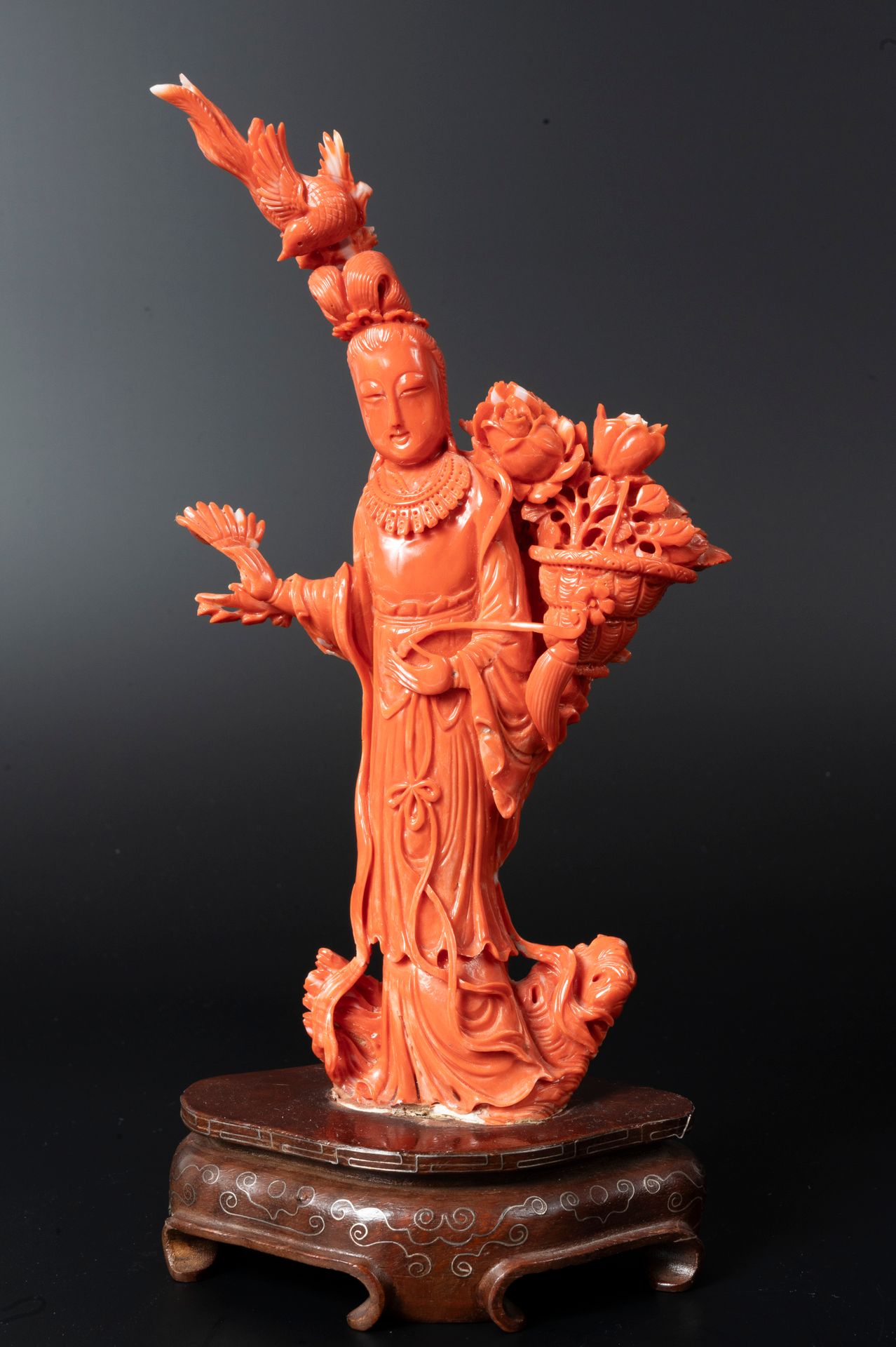 Null CHINE, XXè siècle
Statuette de déesse du Printemps debout, en corail rose o&hellip;