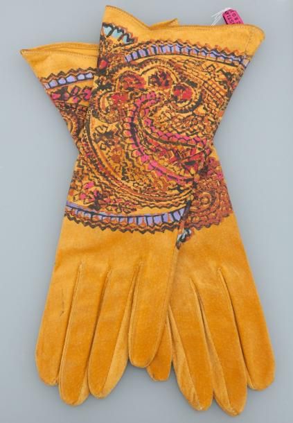 Null CHRISTIAN LACROIX, Paire de gants en cuir jaune à décor de "Cachemires" ora&hellip;