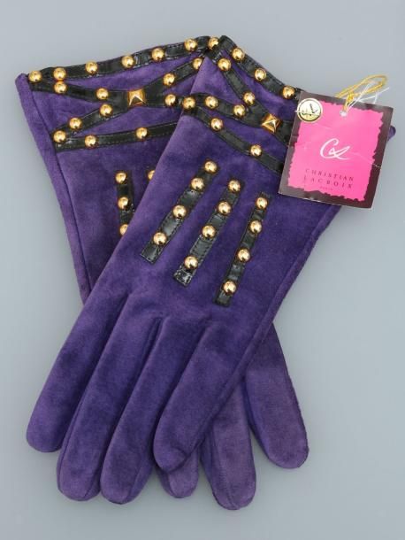 Null CHRISTIAN LACROIX, Paire de gants en cuir clouté -or-, couleur violet, dans&hellip;