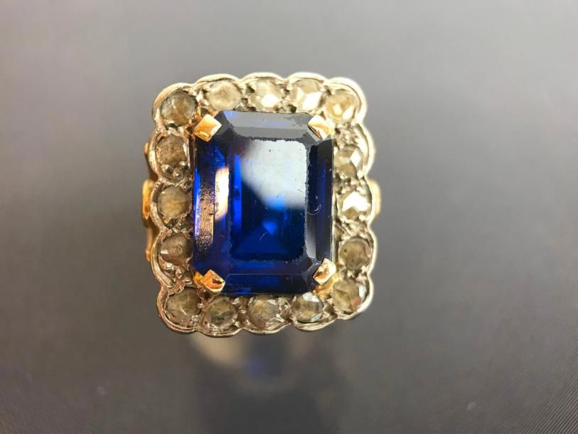 Null Bague marquise en or jaune et blanc surmontée d'une pierre bleue dans un en&hellip;