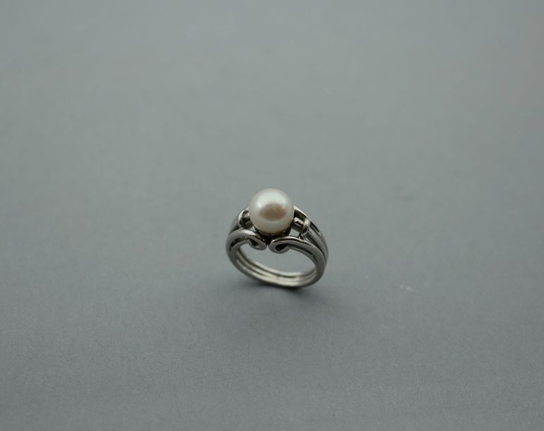 Null Bague en or gris surmontée d'une perle de culture - TDD 47 - PB : 8,8gr. On&hellip;