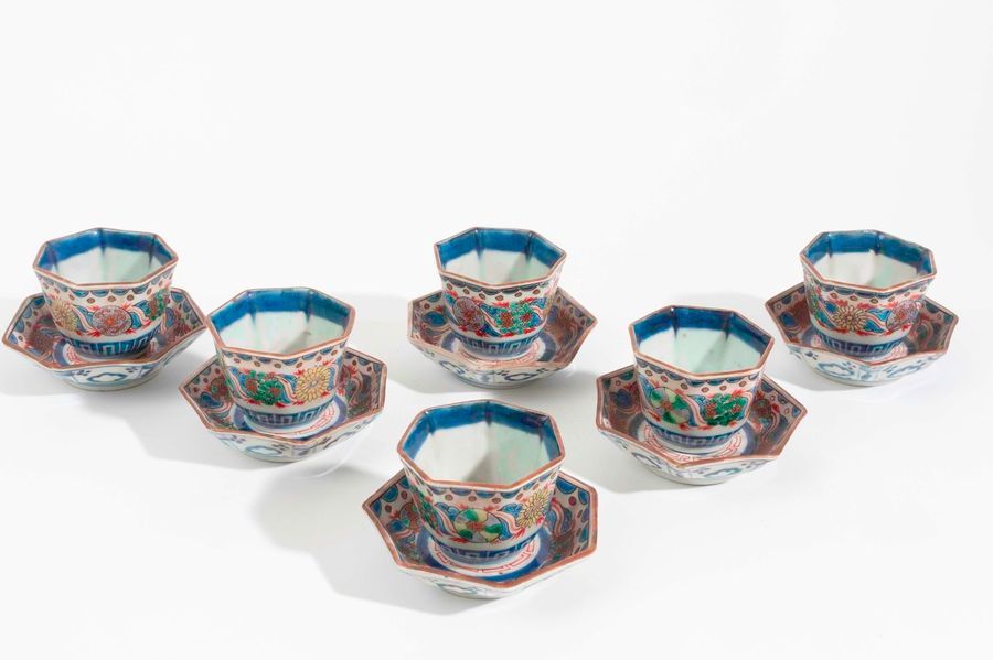 Null Six tasses et leurs soucoupes hexagonales en porcelaine décorées en bleu re&hellip;