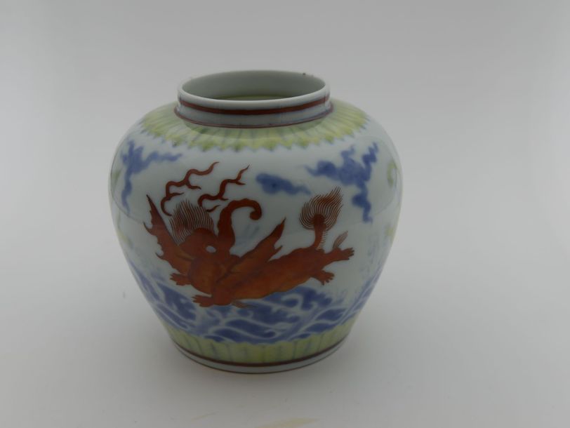 Null Vase boule en en porcelaine blanche à décors de dragons oranges et jaunes s&hellip;