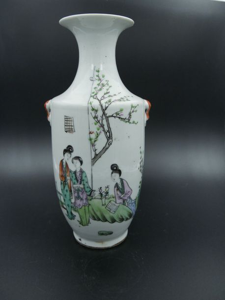Null Vase balustre à col rétréci en porcelaine émaillée à décors polychromes de &hellip;