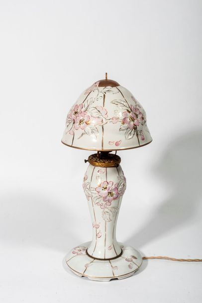 Null Ensemble comprenant : lampe dite "champignon" en porcelaine décorée en lége&hellip;