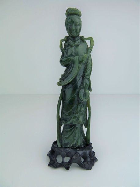 Null Kwan Yin en serpentine. Chine-fin XIXe- Haut.: 14,5 cm.