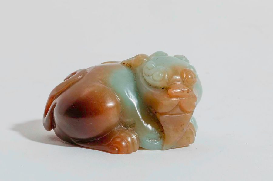 Null Figurine sculptée en jade gris clair et brun ocre représentant un lion boud&hellip;