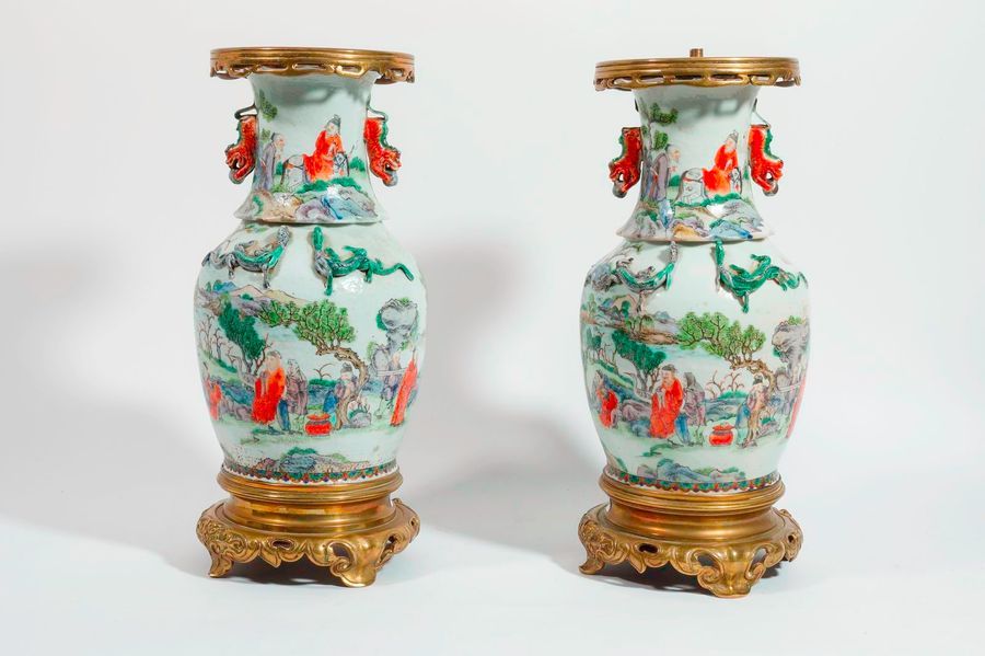 Null Paire de vases montés en lampe en porcelaine à décors émaillé polychrome de&hellip;