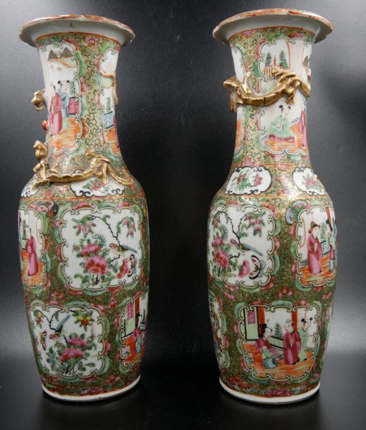 Null Paire de vases de forme balustre à col évasé en porcelaine à glaçure polych&hellip;