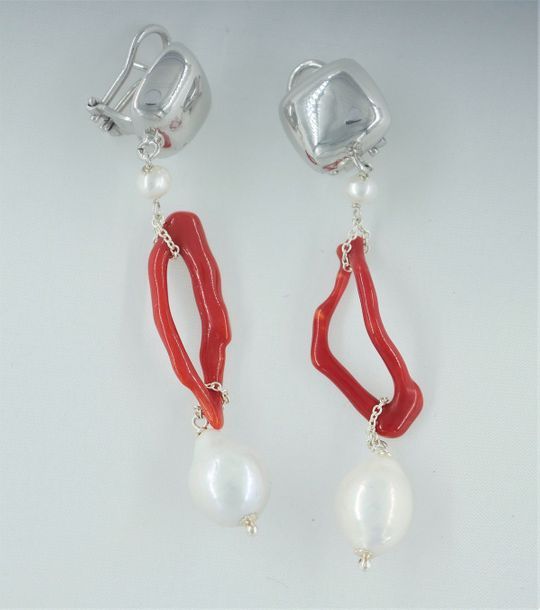 Null Paire de boucles d’oreilles en corail et perle d’eau douce, montées sur arg&hellip;