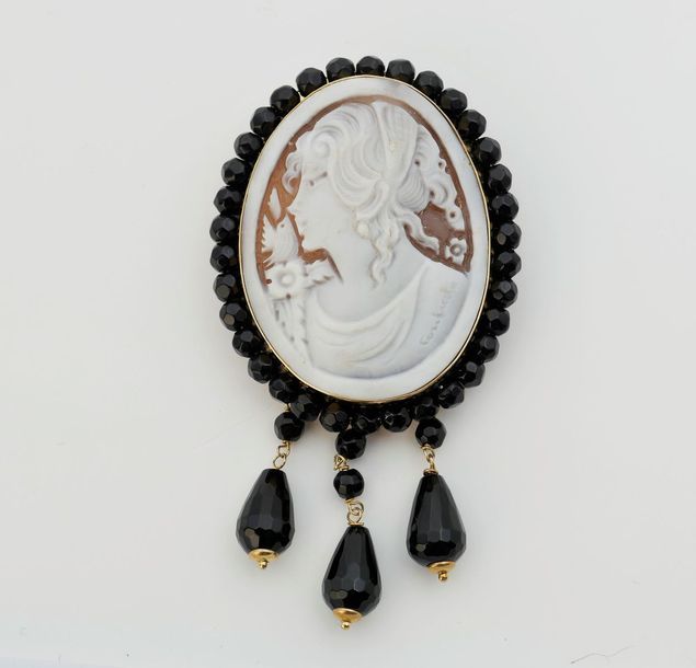 Null Pendentif/broche camée, ovale, entourage et pampilles en agate noire.