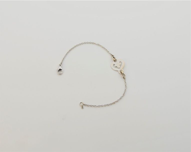 Null Bracelet en or gris orné d'un cœur ajouré. Poids: 4,6 gr.