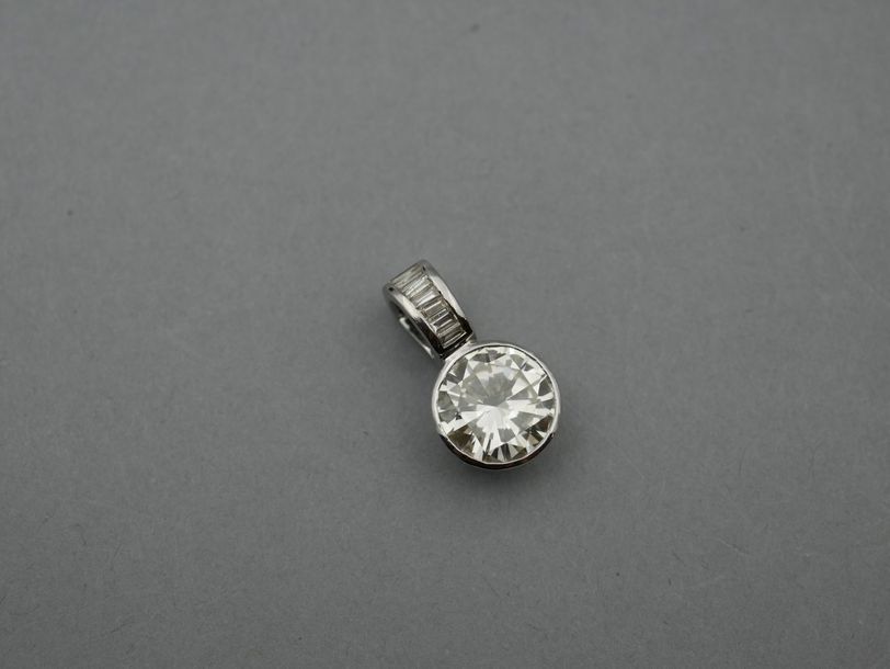 Null Chaîne et pendentif en or gris, 750 MM, orné d'un diamant taille brillant p&hellip;