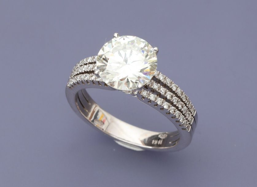 Null Bague solitaire en or gris, 750 MM, ornée d'un diamant taille brillant pesa&hellip;