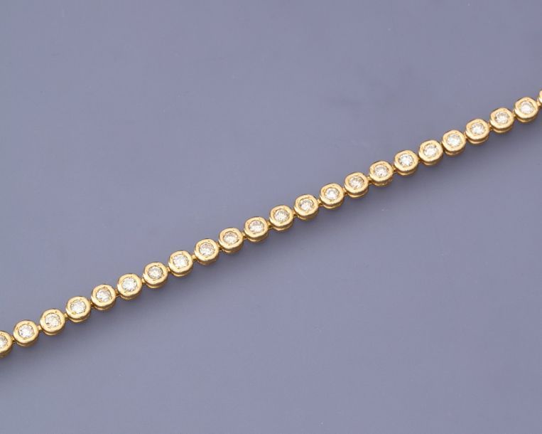 Null Bracelet "ligne" en or jaune, 750 MM, souligné de diamants en sertissure, l&hellip;