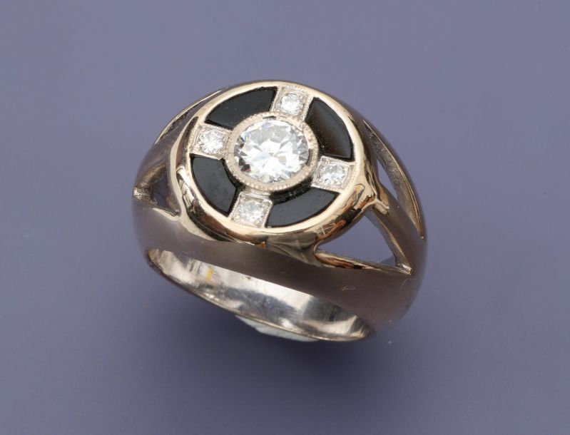 Null Jolie bague chevalière en or jaune, 750 MM, centrée d'un brillant pesant 0,&hellip;